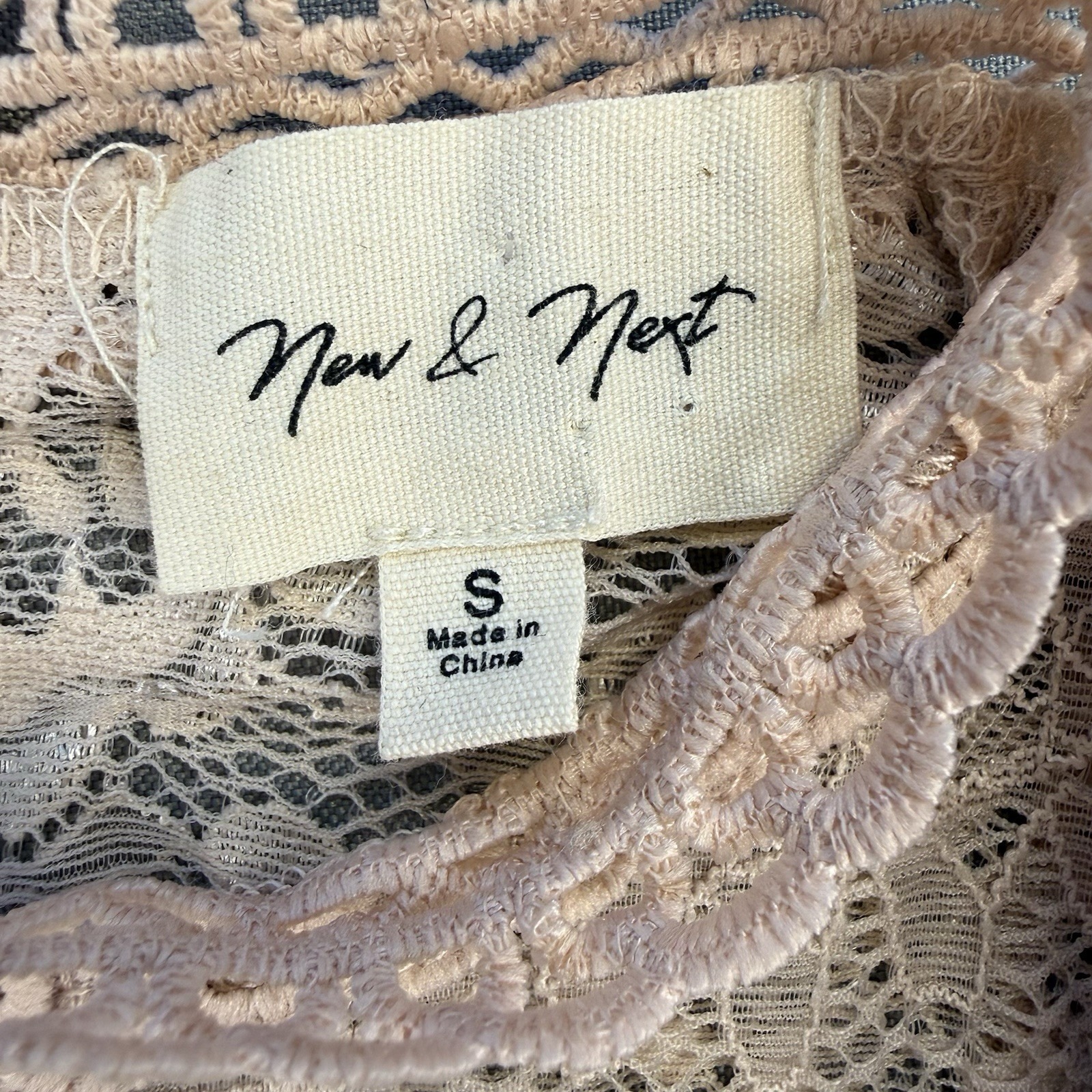 New & Next Women's Elegant Beige Scalloped Lace Sleeveless Blouse Size S — image 5 of 8